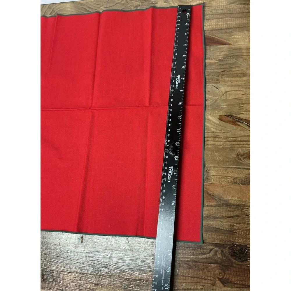 Large Christmas Tablecloth 118x88 Green Ribbed with 3 Red Napkins Holiday